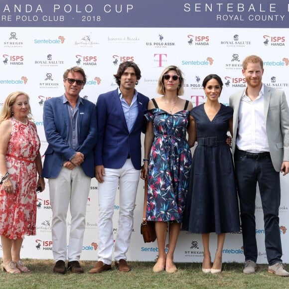 Meghan Markle e Harry posaram com membros da insituição de caridade Sentebale: a CEO, Cathy Ferrier; o presidente, Johnny Hornby; o embaixador, Nacho Figueras; e sua mulher, Delfina Figueras