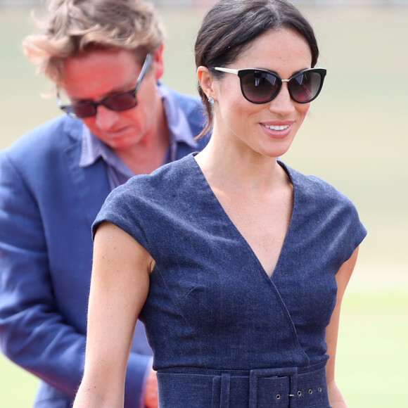 Vestido jeans de Meghan Markle tem detalhe transpassado no busto, bolsos frontais e cinto