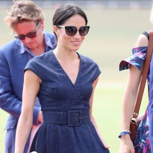 Meghan Markle apostou em vestido jeans Carolina Herrera para assistir jogo beneficente de polo nesta quinta-feira, dia 26 de julho de 2018