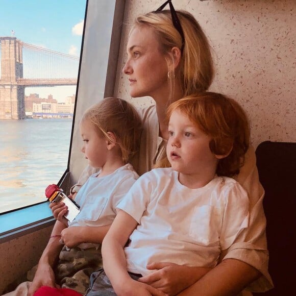 Carol Trentini tem a companhia dos herdeiros em viagem, quando necessário: 'Quando é preciso, eu levo os meninos comigo, sim'