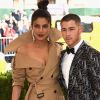 Priyanka Chopra e Nick Jonas foram juntos ao baile de gala do MET em 2017. Na ocasião, a indiana negou romance com o músico