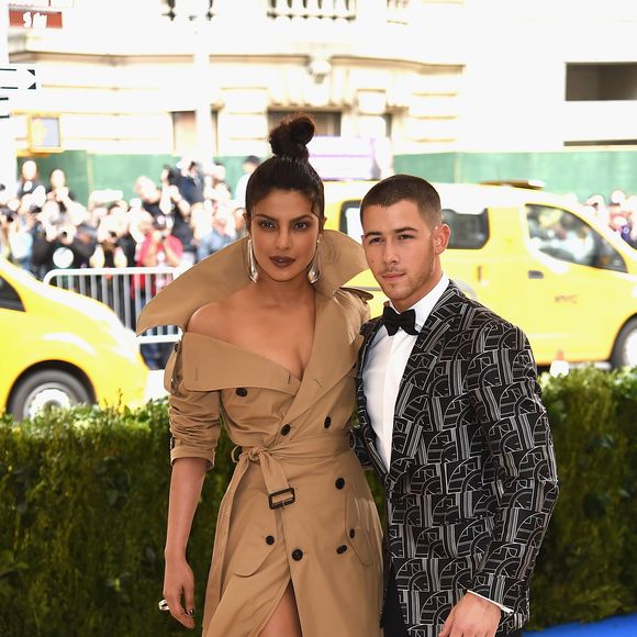Priyanka Chopra e Nick Jonas foram juntos ao baile de gala do MET em 2017. Na ocasião, a indiana negou romance com o músico