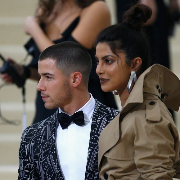 'A família e amigos nunca o viram assim antes e estão animados por ele', disse uma fonte da revista 'People' sobre Nick Jonas e Priyanka Chopra