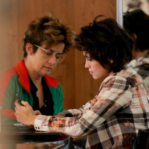 Nanda Costa afirmou que personagem em novela a ajudou a deixar de esconder o relacionamento com Lan Lanh