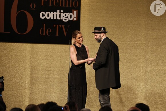 Leticia Spiller entregou o prêmio de Melhor Diretor de Novela a Mauro Mendonça Filho, por 'Amor à Vida'