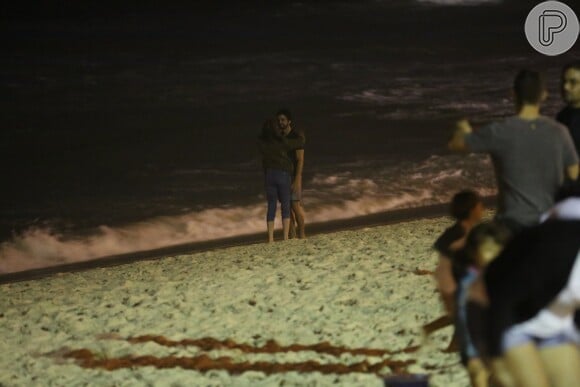 Rodrigo Simas e Agatha Moreira curtiram a noite de sexta-feira à beira-mar na Barra da Tijuca