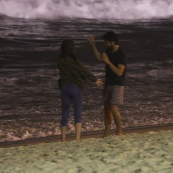 Os atores de 'Orgulho e Paixão' foram clicados aos beijos em evento anterior 