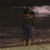 Rodrigo Simas e Agatha Moreira foram clicados abraçados à beira-mar