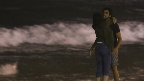 Eclipse na praia! Rodrigo Simas e Agatha Moreira se divertem juntos. Fotos!
