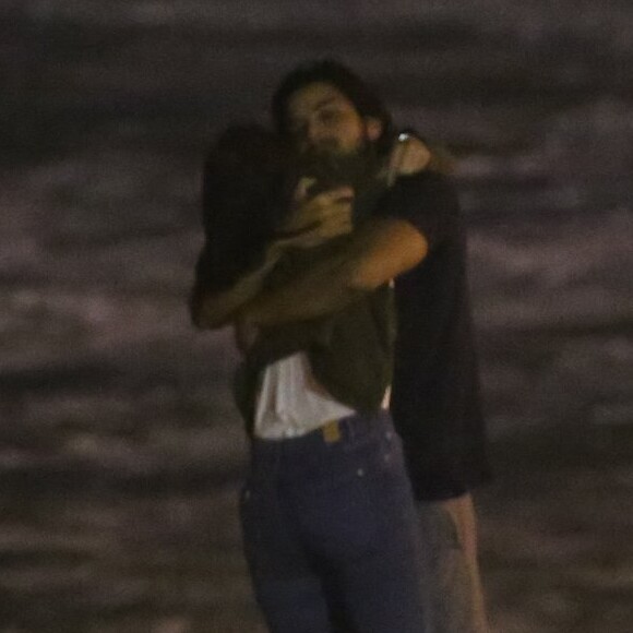 Rodrigo Simas e Agatha Moreira foram com amigos na praia da Barra da Tijuca ver o fenômeno meteorológico