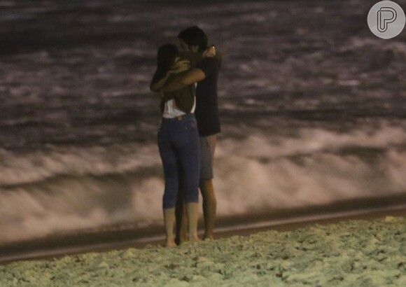 Rodrigo Simas dá beijo na bochecha de Agatha Moreira em noite na praia 