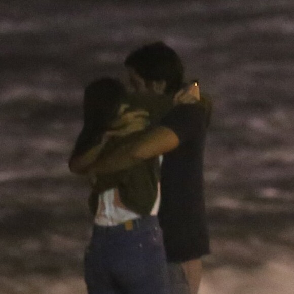 Rodrigo Simas dá beijo na bochecha de Agatha Moreira em noite na praia 