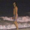 Rodrigo Simas, de bermuda, curtiu a praia da Barra da Tijuca