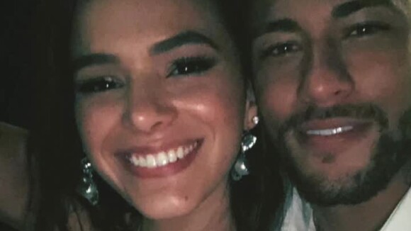 Neymar diverte Bruna Marquezine em festa