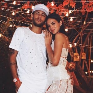 Neymar comparou o colar usado por Bruna Marquezine a um docinho da festa