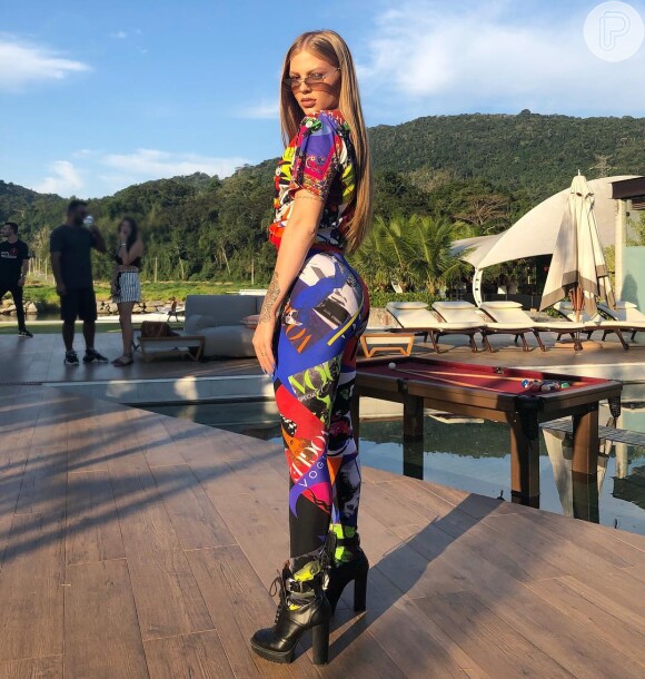Luísa Sonza usa conjunto Versace no aniversário de 23 anos de Bruna Marquezine, em 29 de julho de 2018