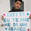 Thiago Magalhães, marido de Anitta, segurou uma placa escrito 'Anitta, eu te amo. Me dá um abraço'