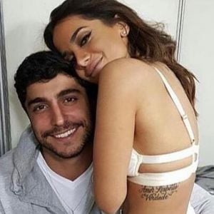 Thiago Magalhães, marido de Anitta, segurou uma placa de fã para a cantora antes do show em Curitiba, neste domingo, 29 de julho de 2018