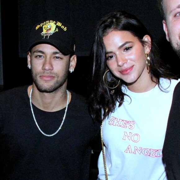 Neymar mostrou paixão e cantou para Bruna Marquezine na festa de aniversário da atriz