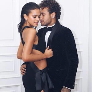 Bruna Marquezine e Neymar trocaram beijos e carinhos na festa de aniversário da atriz