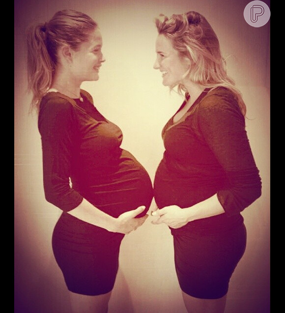 Doutzen Kroes mostra barriga de grávida ao lado de amiga