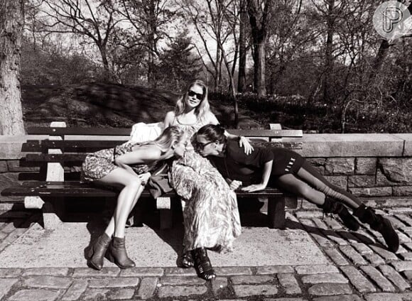 Doutzen Kroes é beijada na barriga pelas amigas Candice Swanepoel e Adriana Lima