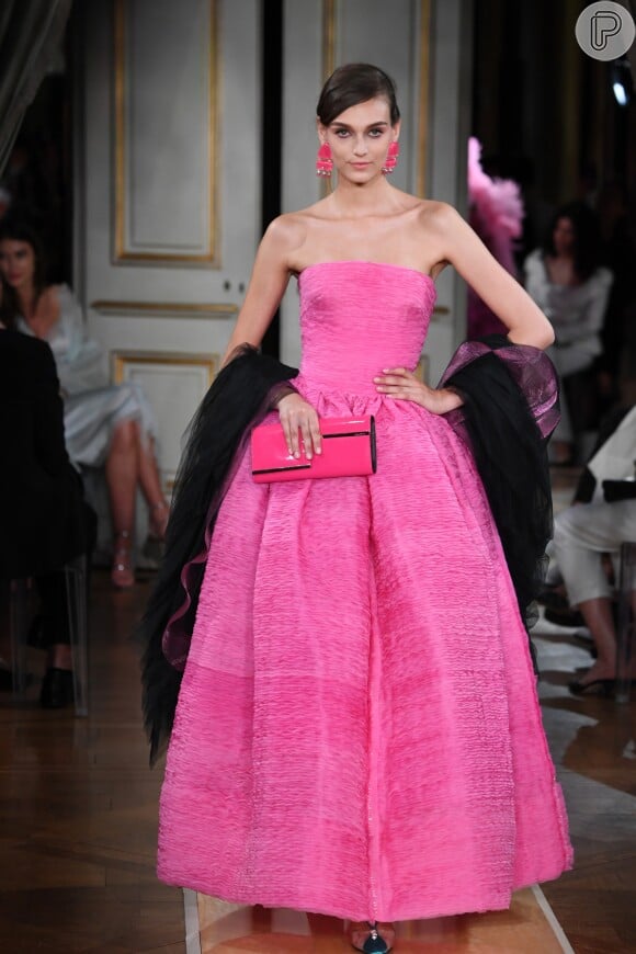 A Armani Privé também desfilou uma sequência de vestidos rosa
