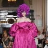 Pink colore alguns dos modelos de festa mais imponetentes da Semana de Alta-Costura em Paris, como este valentino