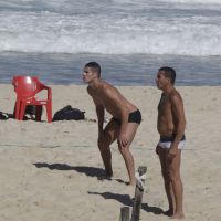 José Loreto exibe corpo sarado e joga futevôlei com Eri johnson em praia do Rio