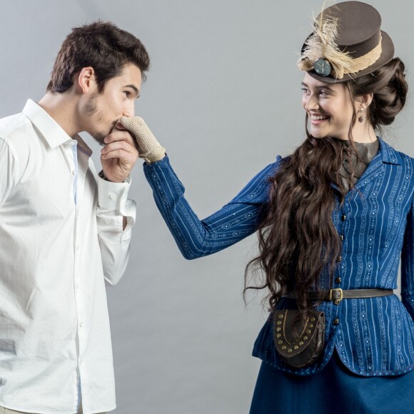 Juliana Paiva e Nicolas Prattes são os protagonistas da novela 'O Tempo Não Para'