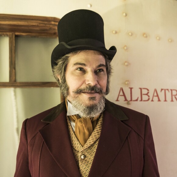 Dom Sabino (Edson Celulari) se revolta com Samuca (Nicolas Prattes) ao não conseguir a porta que dá acesso à piscina onde ele está com Marocas (Juliana Paiva), nos próximos capítulos da novela 'O Tempo Não Para': 'Abra imediatamente! Ou eu não respondo por mim!'