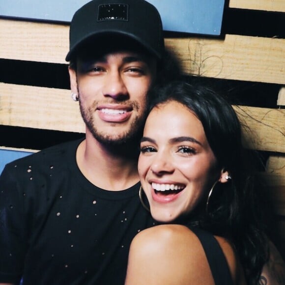 Bruna Marquezine e Neymar se divertem em foto cabine em aniversário antecipado de Bruna Marquezine