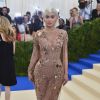 O estilo de Kylie Jenner: de Versace e peruca no Met Gala do ano passado