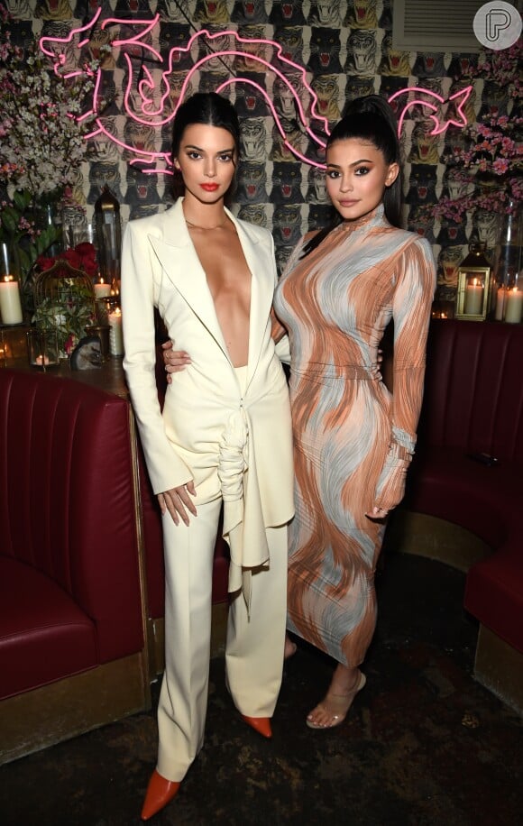 O estilo de Kylie Jenner: look coberto, porém sexy, ao lado da irmã Kendall