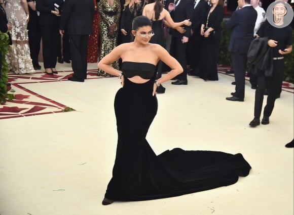 O estilo de Kylie Jenner: bem sexy no tepete vermelho do Met Gala, vestindo Alexander Wang