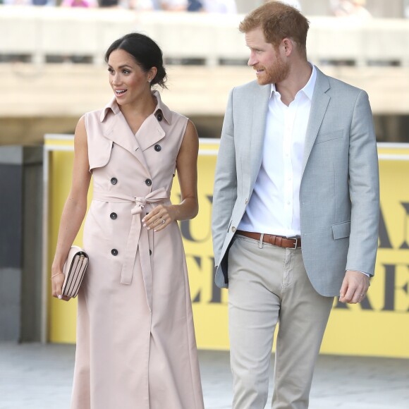 Meghan Markle apostou em trench coat rosé da grife canadense House of Nonie em passeio com Harry na Inglaterra