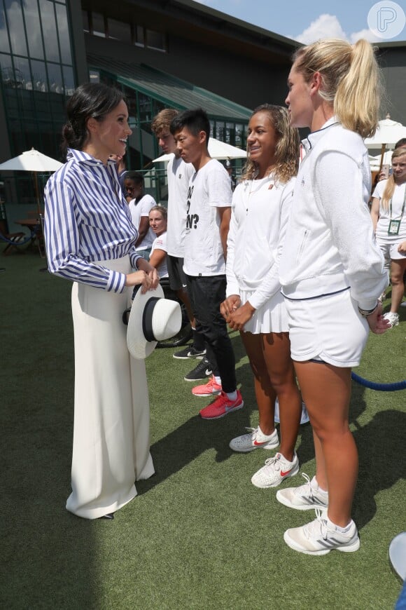 Meghan Markle usou calça pantolana e camisa listrada Ralph Lauren em jogo de tênis