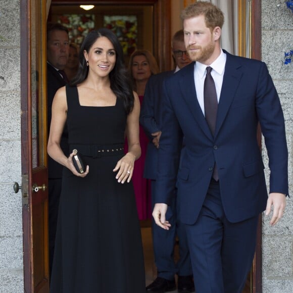 O comprimento midi é querido por Meghan Markle