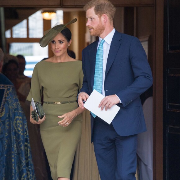 Meghan Markle gosta de compor looks monocromáticos como o vestido Ralph Lauren combinado com chapéu, cinto, scarpins, luvas e bolsa usados no batizado de Louis, filho caçula de Kate Middleton e William