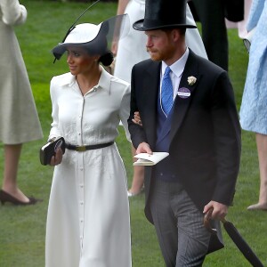 Meghan Markle opta por peças detaçhadas: o midi Givenchy usado no Royal Ascot, tradicional corrida de cavalos do Reino Unido, tinha a barra assimétrica