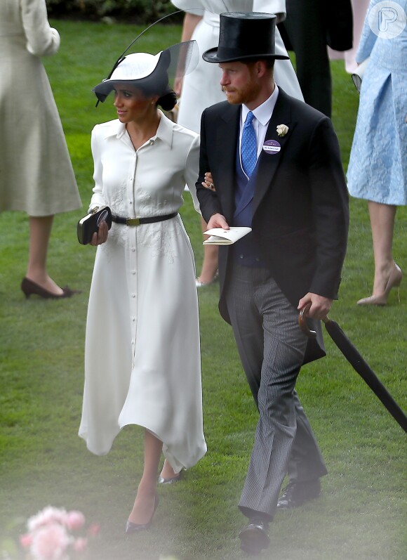 Meghan Markle opta por peças detaçhadas: o midi Givenchy usado no Royal Ascot, tradicional corrida de cavalos do Reino Unido, tinha a barra assimétrica