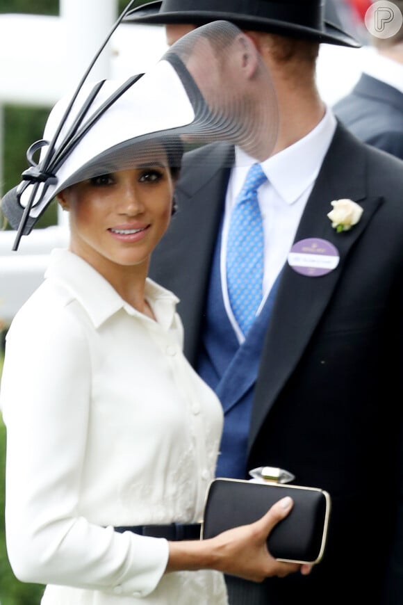 O vestido simples de Meghan Markle deixou o destaque para o chapéu branco com detalhes pretos assinado por Philip Treacy