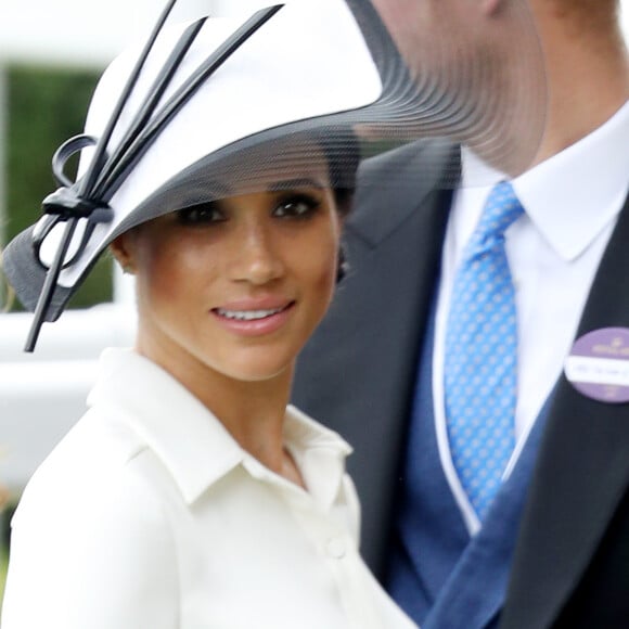 O vestido simples de Meghan Markle deixou o destaque para o chapéu branco com detalhes pretos assinado por Philip Treacy