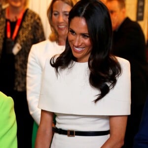 Em sua viagem com a rainha Elizabeth, Meghan Markle usou o modelito exclusivo de crepe duplo criado pela Givenchy