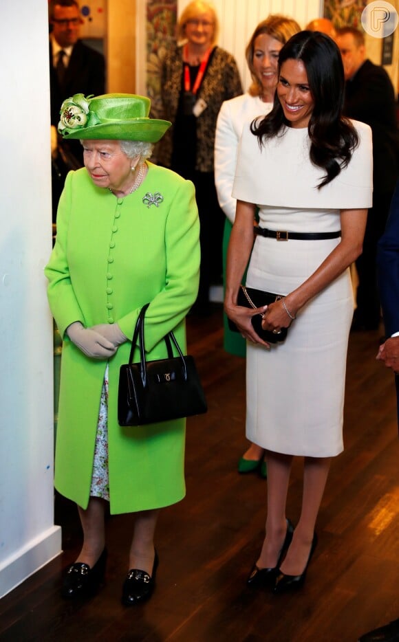 Em sua viagem com a rainha Elizabeth, Meghan Markle usou o modelito exclusivo de crepe duplo criado pela Givenchy