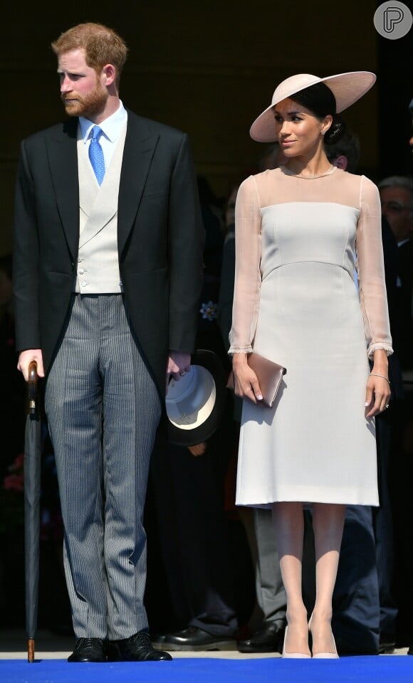 Em sua primeira aparição pública após o casamento com Harry, Meghan Markle usou um vestido de mangas compridas Goat Fashion