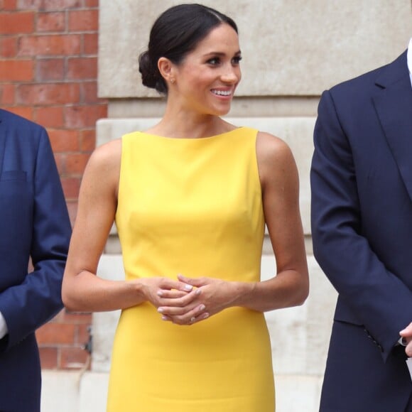 Vestidos com cortes retos como o tubinho amarelo canário e midi desenhado pelo estilista Brandon Maxwell também é aposta de Meghan Markle