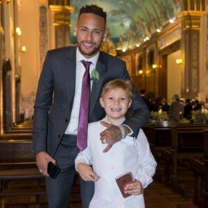 Davi Lucca foi fotografado em look cheio de estilo com o pai, Neymar, em casamento