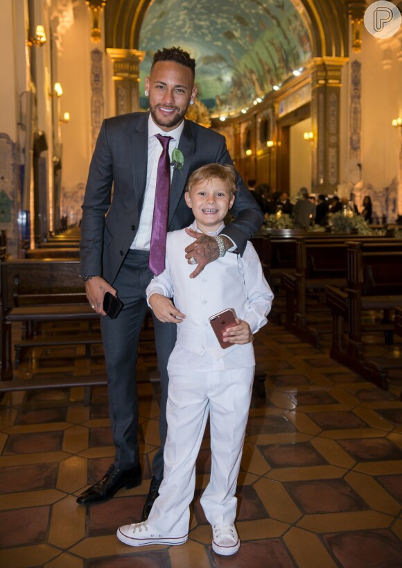 Davi Lucca foi fotografado em look cheio de estilo com o pai, Neymar, em casamento