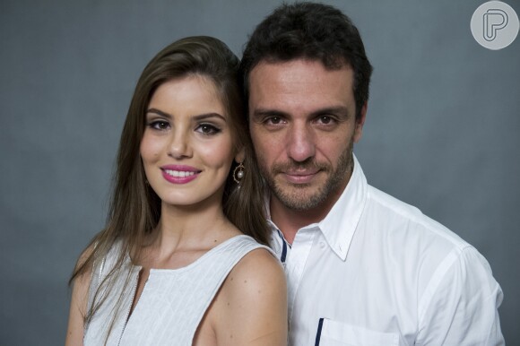 Camila Queiroz estreou na Globo como par romântico de Rodrigo Lombardi em 'Verdades Secretas', em 2015. 'Fiquei chocado com o teste da Camila. Ela chegou aos workshops com aptidão', elogiou o ator
